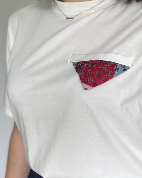 damski-biały-t-shirt-z-ozdobną-kieszonką-2.jpg
