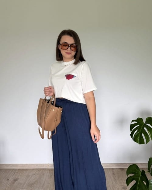 damski-biały-t-shirt-z-ozdobną-kieszonką-3.jpg