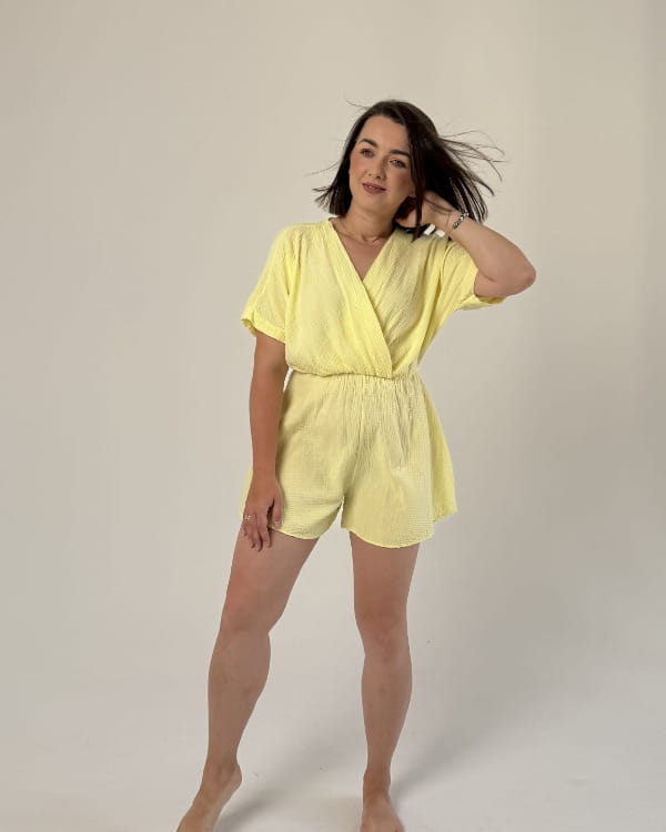 żółty-kombinezon-kopertowy-muślin.jpg