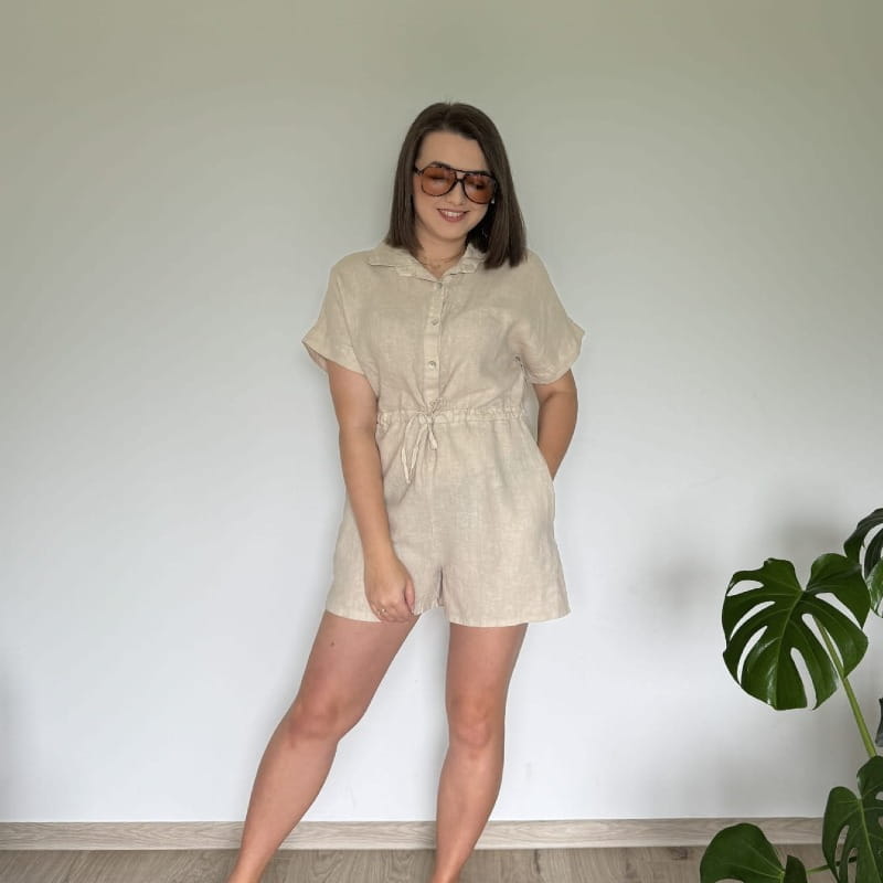 beżowy-lniany-damski-koszulowy-kombinezon-1.jpg