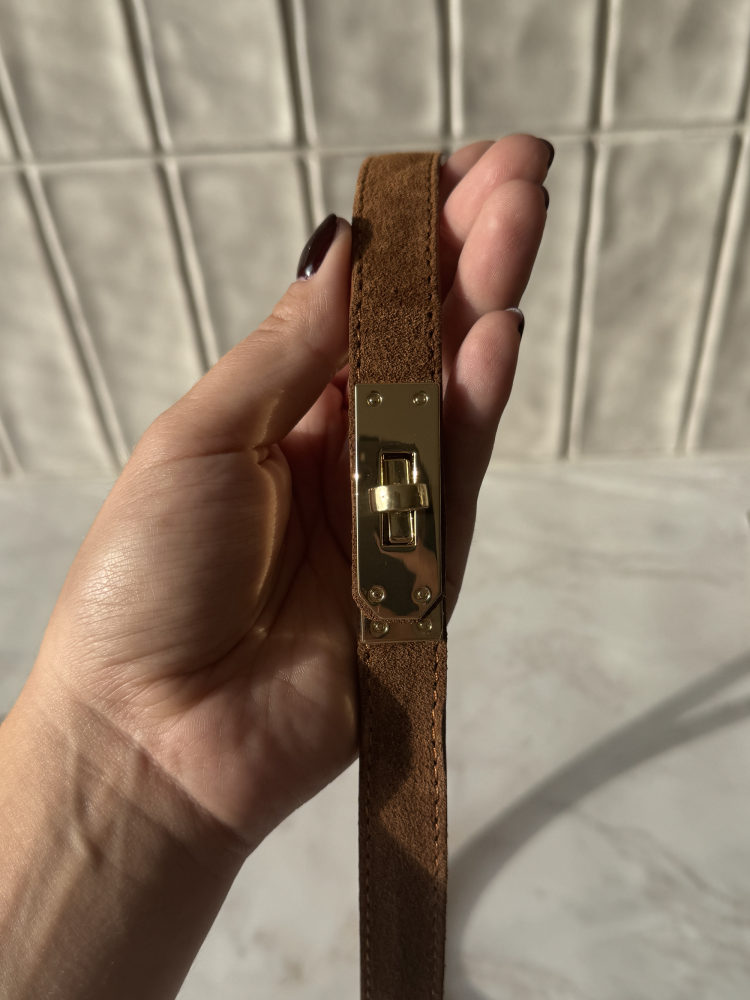 brązowy-regulowany-pasek-ze skóry-naturalnej-zamszowy-ze-złotą-klamerką-2.png