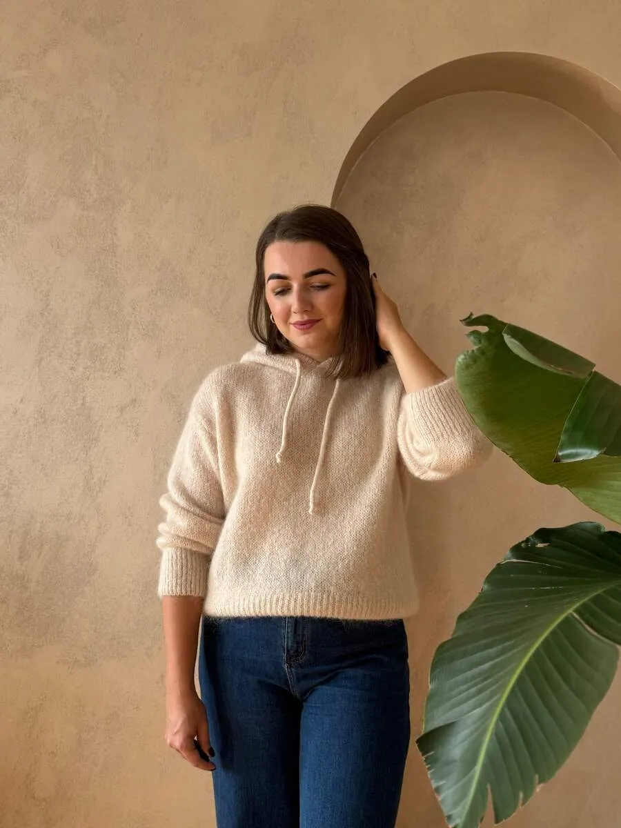 moherowy-damski-sweter-z-kapturem-2.webp