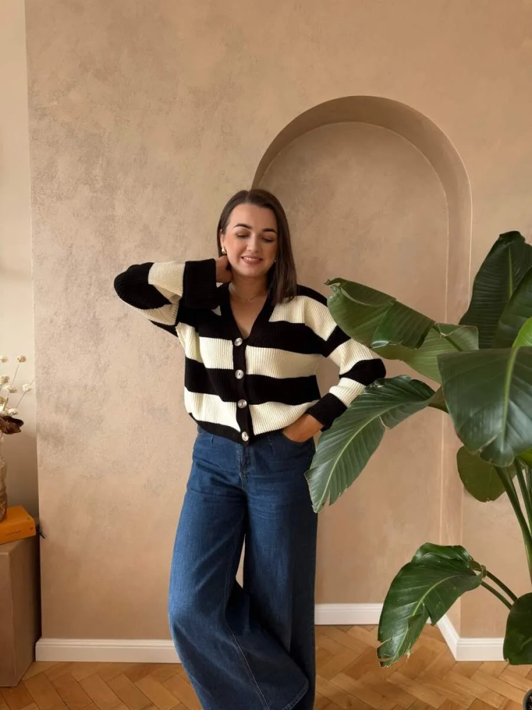 kardigan-w-czarno-białe-paski-damski-1.webp