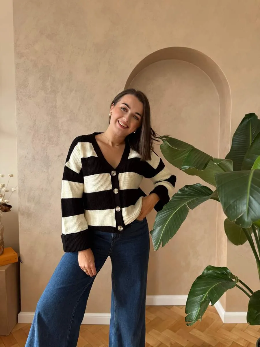 kardigan-w-czarno-białe-paski-damski-2.webp