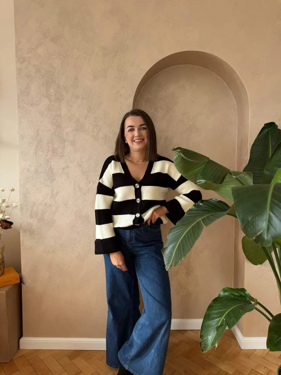 kardigan-w-czarno-białe-paski-damski-3.webp