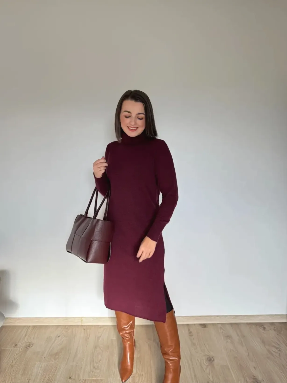 burgundowa-sweterkowa-sukienka-z-golfem-kaszmir-welna-1.webp