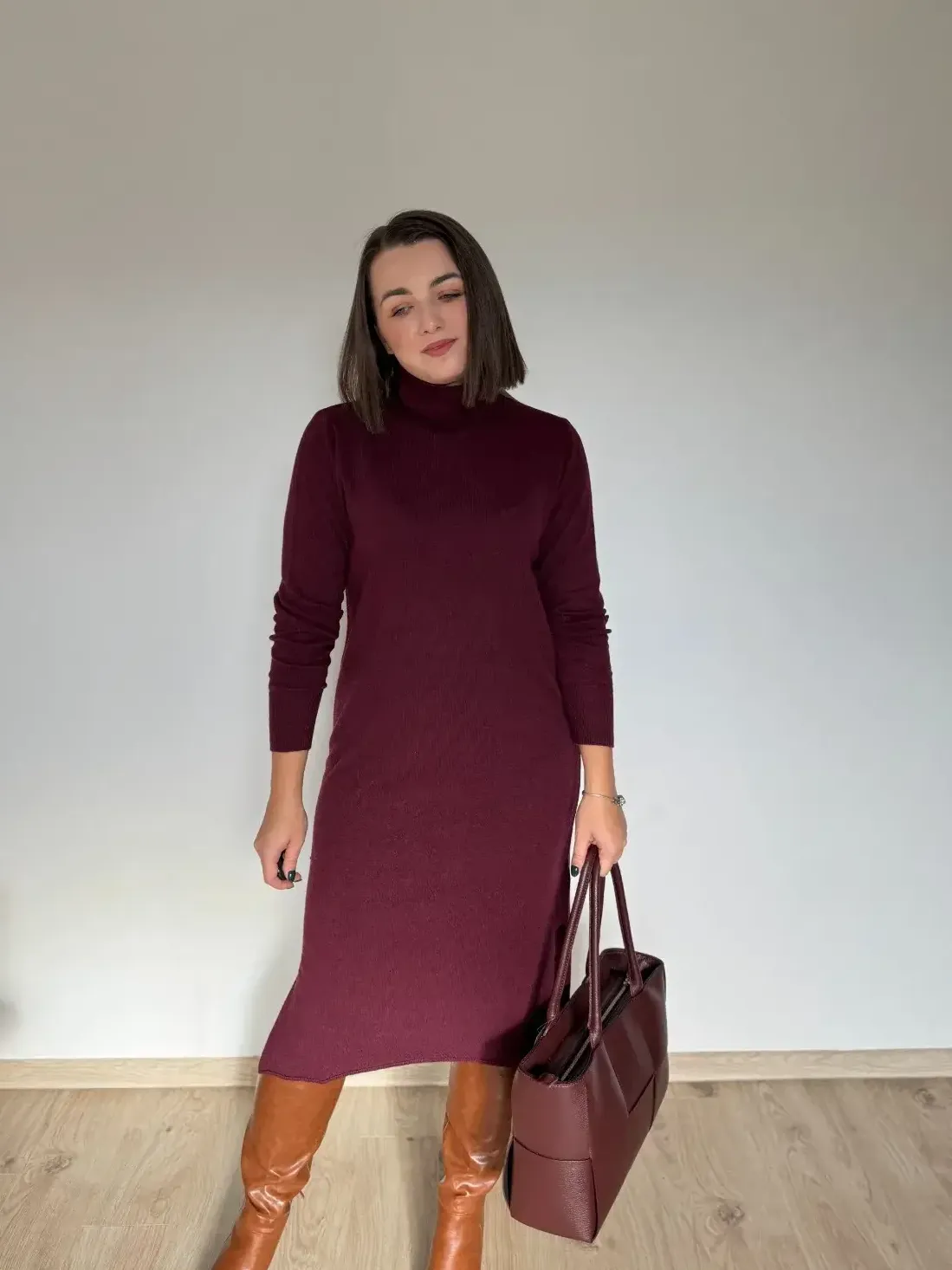 burgundowa-sweterkowa-sukienka-z-golfem-kaszmir-welna-3.webp