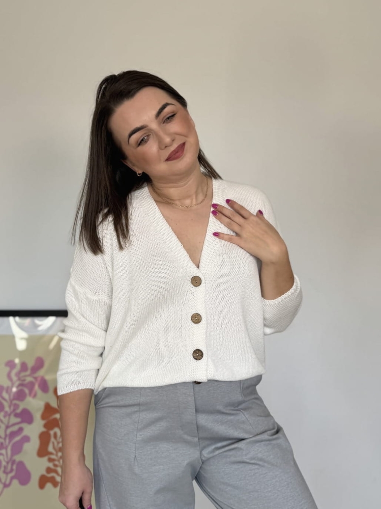 Bawełniany-kardigan-z-drewnianymi-guziczkam-biały-2.jpeg