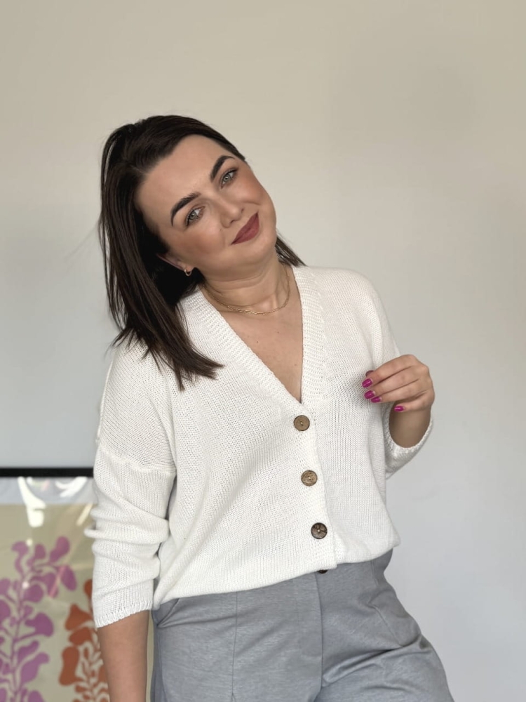 Bawełniany-kardigan-z-drewnianymi-guziczkam-biały-1.jpeg