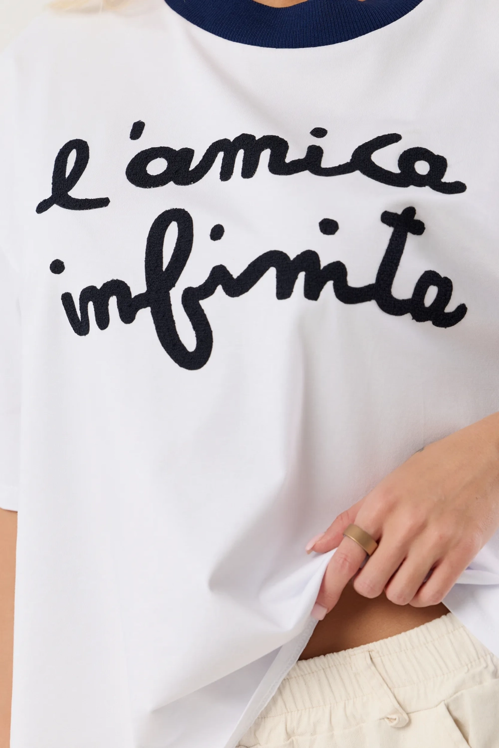 t-shirt-z-kontrastowa-lamowka-i-napiem.jpg
