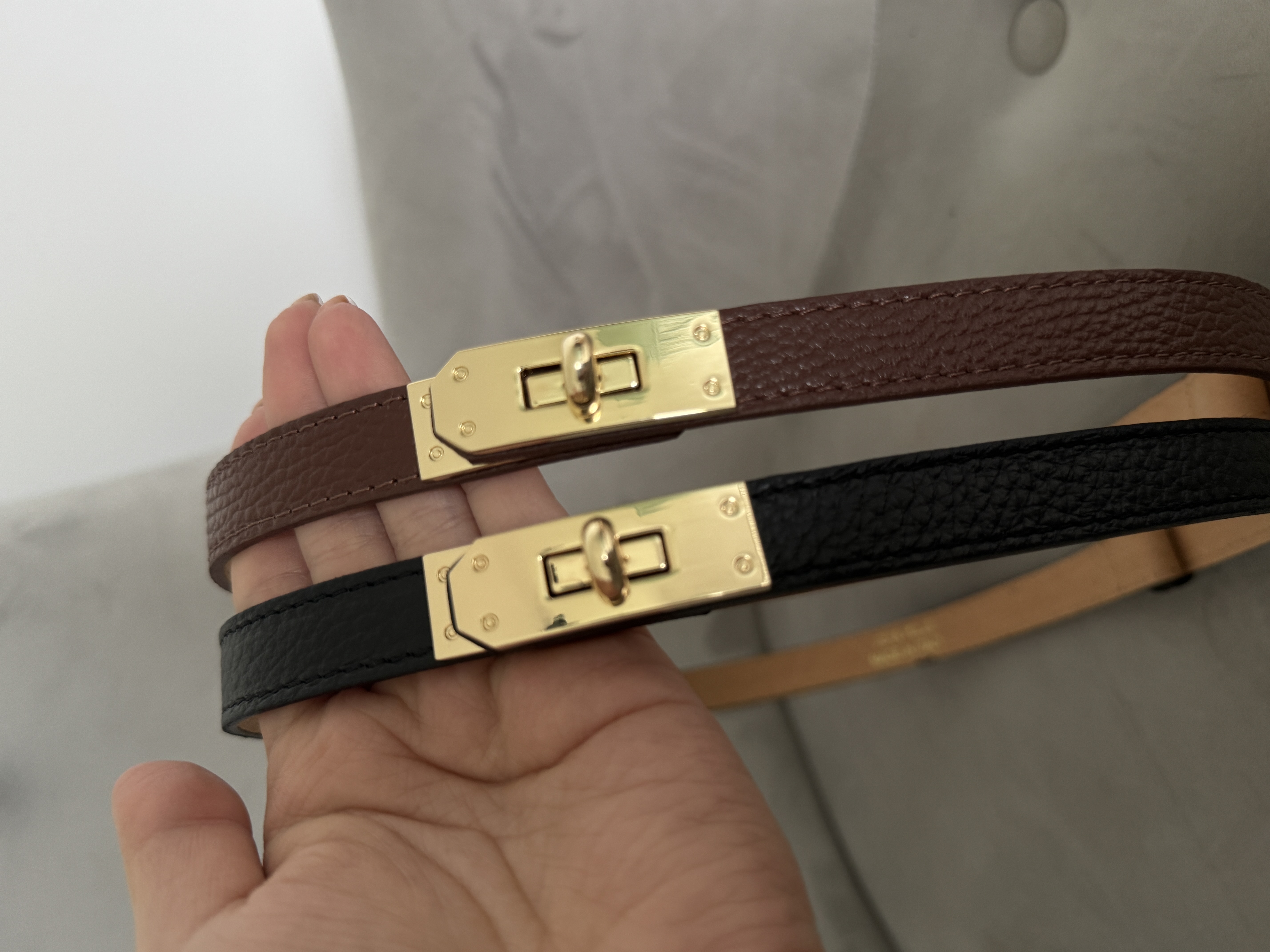 regulowany skórzany pasek damski ze złotą klamerką