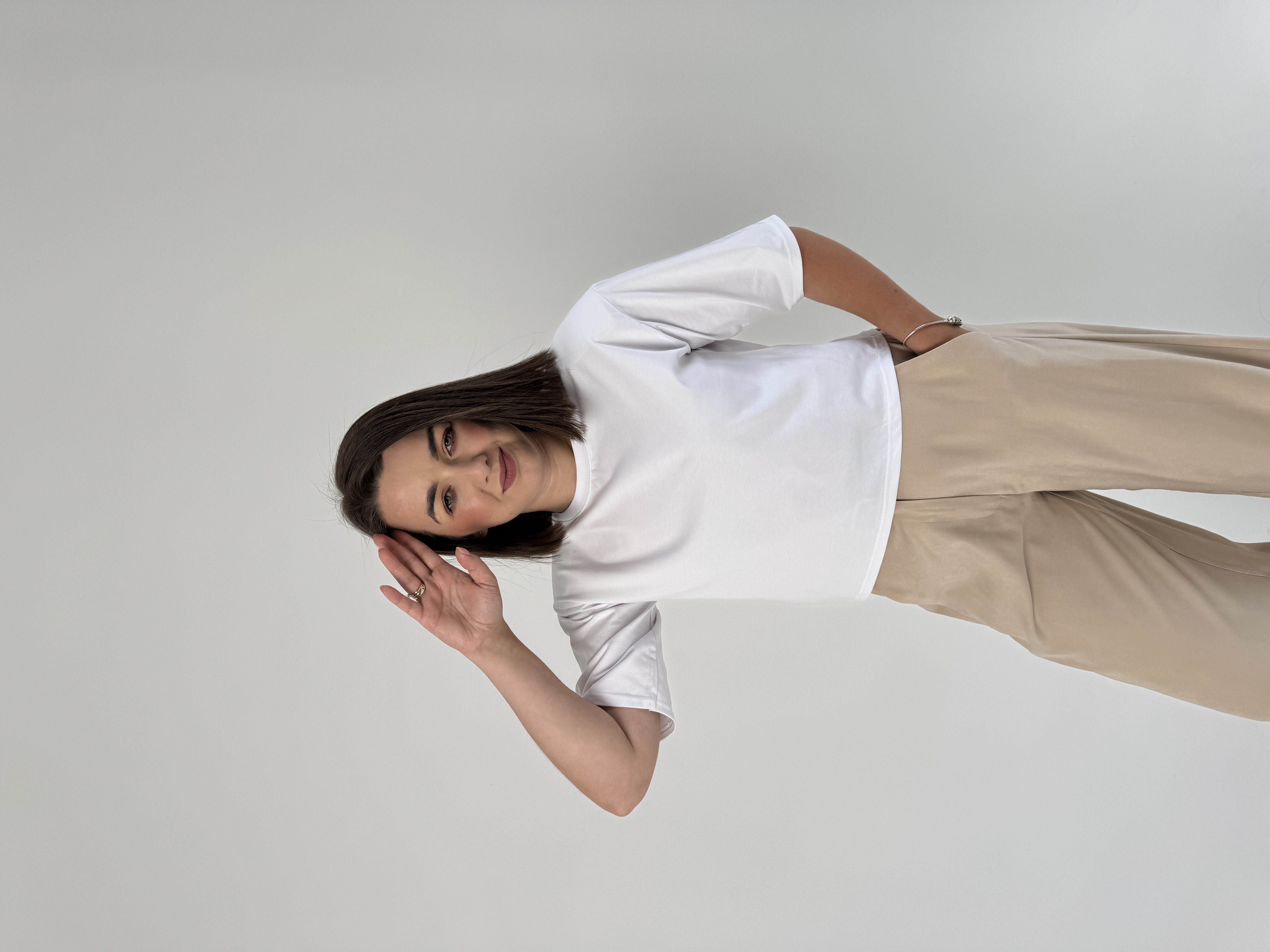 biała bluzka z poduszkami na ramionach o któtrszym kroju