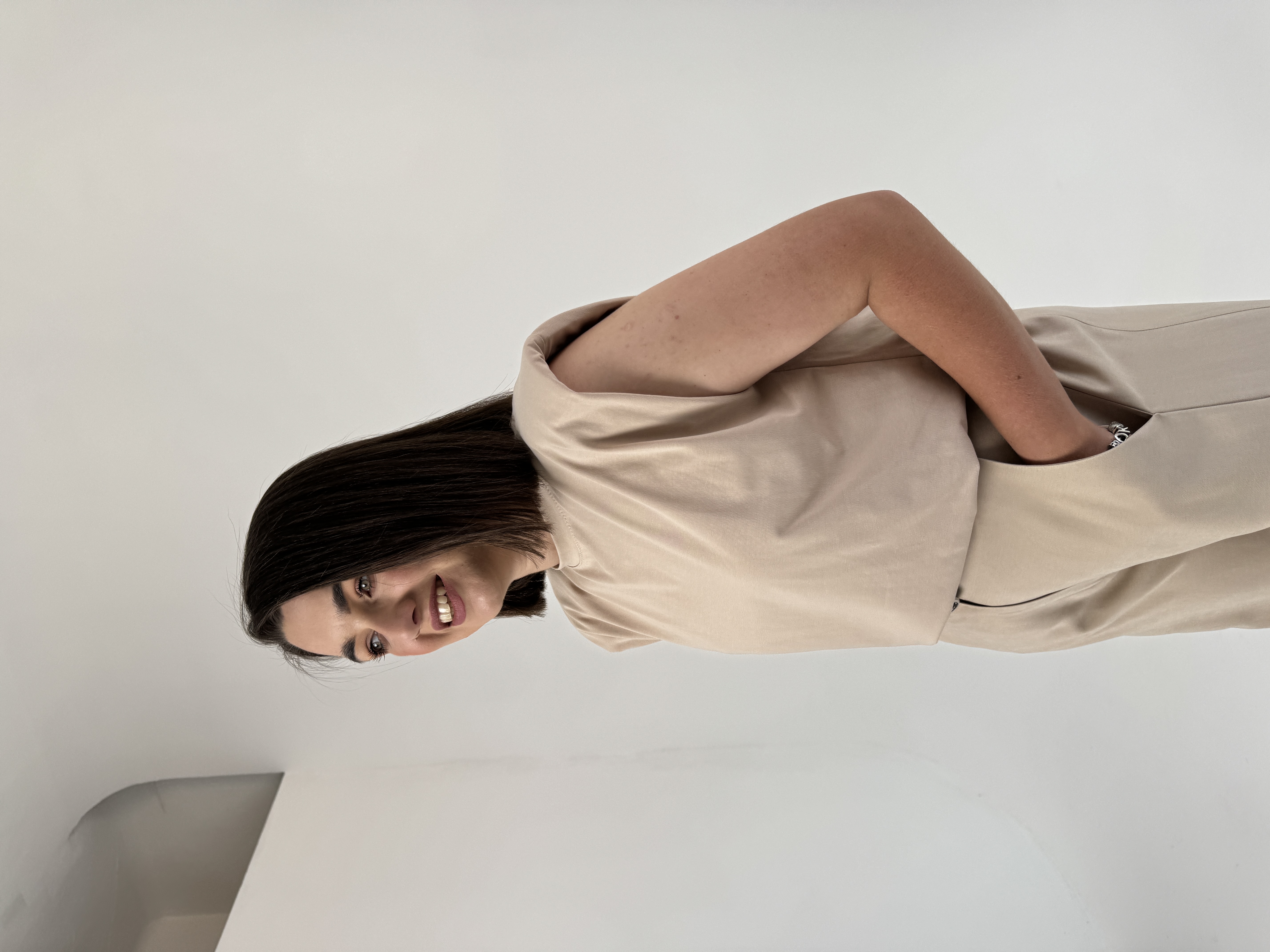 beżowy t-shirt damski z poduszkami na ramionach