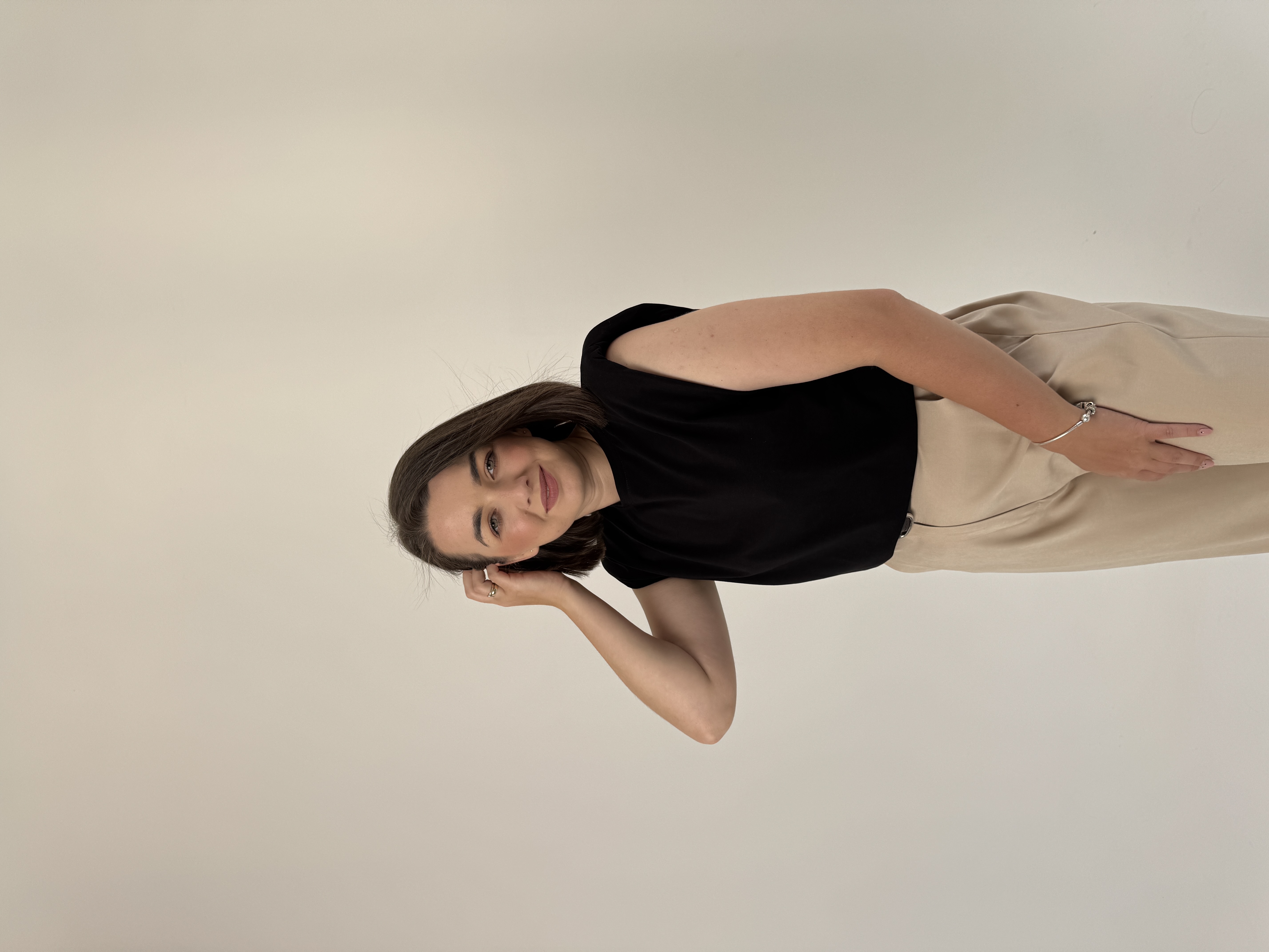 czarna bluzka damska z poduszkami na ramionach